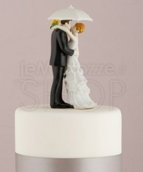 Cake topper sposi con sposi sotto l'ombrello